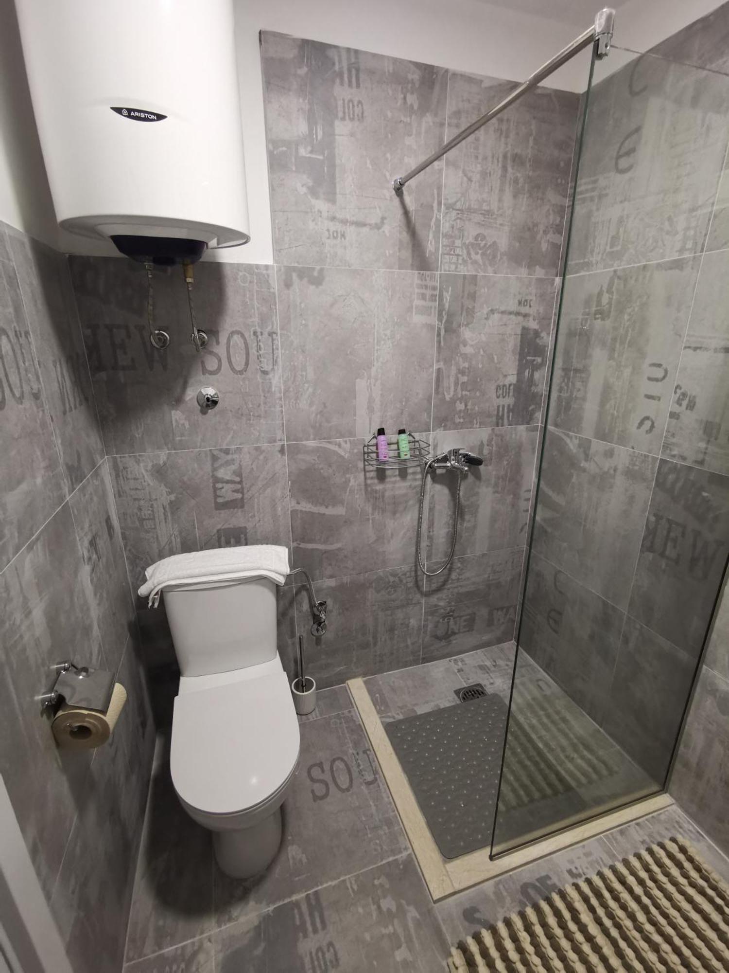 Mitrovici  In Apartments Airport מראה חיצוני תמונה